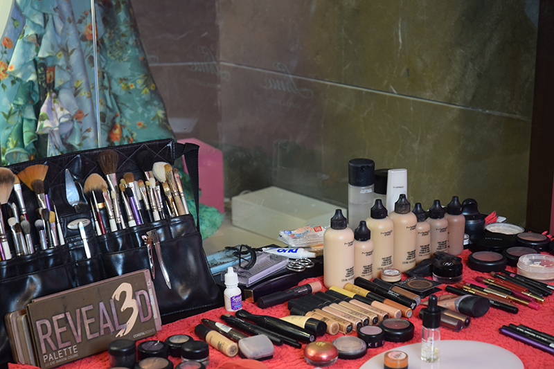 Mesa de maquillaje lista para empezar la masterclass para la feria