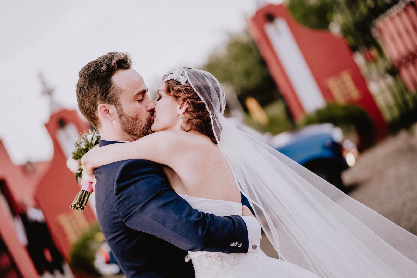 beso apasionado de unos novios