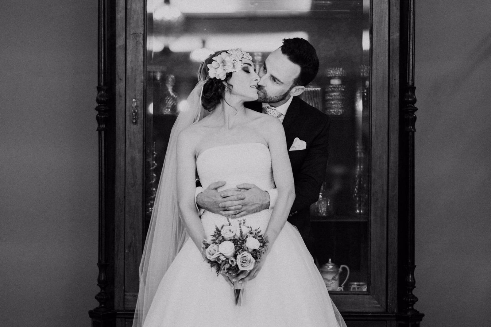 pareja de novios en blanco y negro