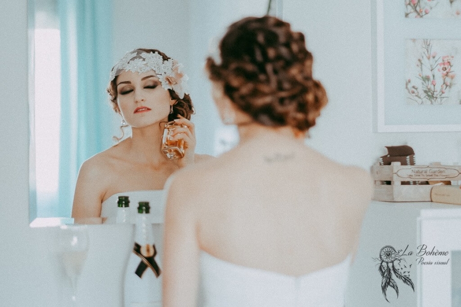 look de novia con ojos ahumados perfumandose