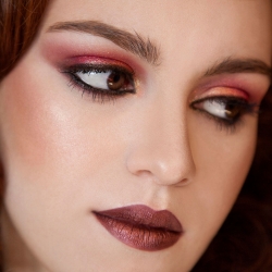 Maquillaje en rojos metalizados + dorado para fiestas y Navidad.