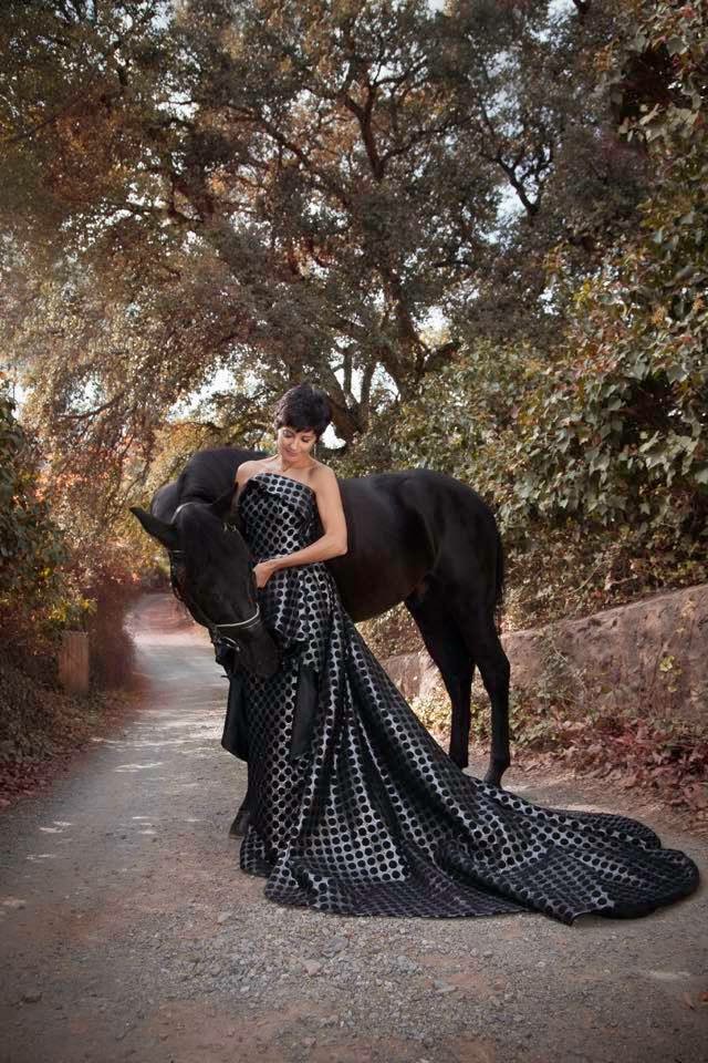 Manuel Zerpa, vestido para calendario de la Fundacion Sandra Ibarra