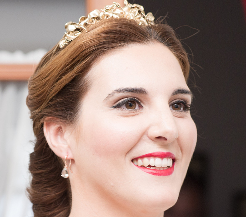 Eye liner, labio rojo y trenza para subir al altar