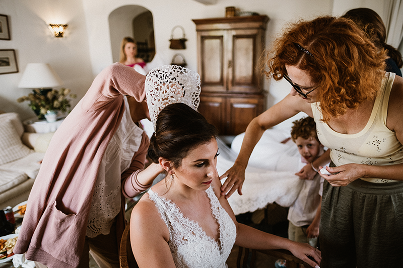 últimos retoques de maquillaje en boda india-andaluza