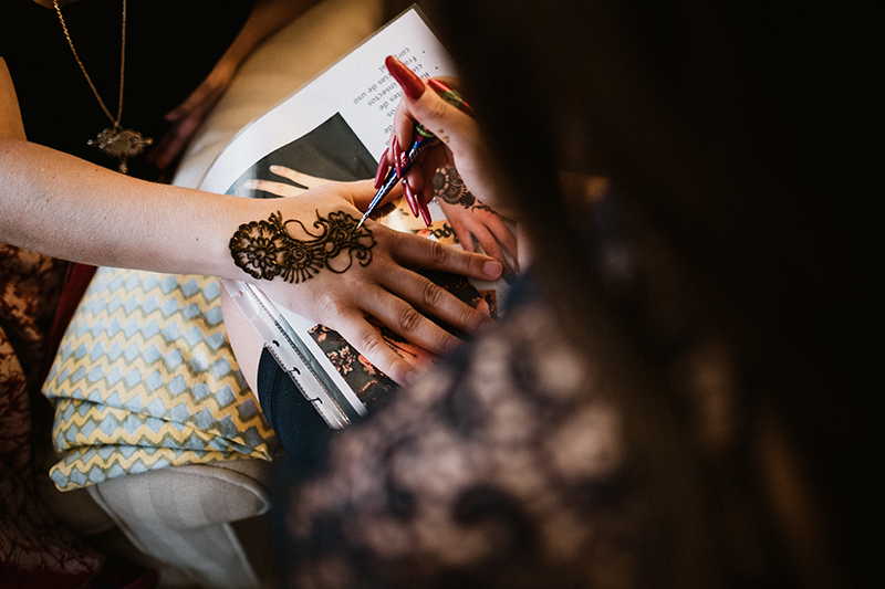 aplicación de Henna en una boda india